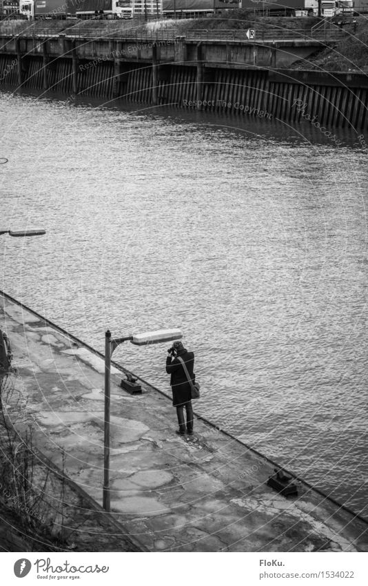 HH16.1 | Der Fotograf Mensch maskulin Junger Mann Jugendliche Wasser Hamburg Stadt Hafenstadt Schifffahrt beobachten trist grau Stimmung Einsamkeit