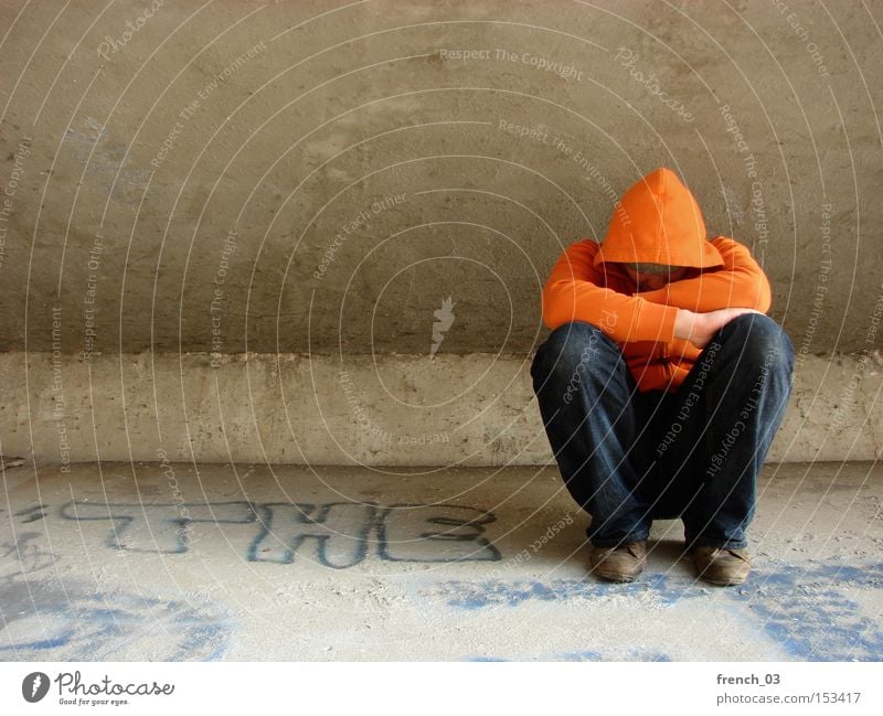 "Der" Kapuzenmann Mensch orange Beton Brücke sitzen verschränken verschränkt anonym ausstoßen Trauer Verzweiflung Obdachlose wertlos Einsamkeit Armut kalt