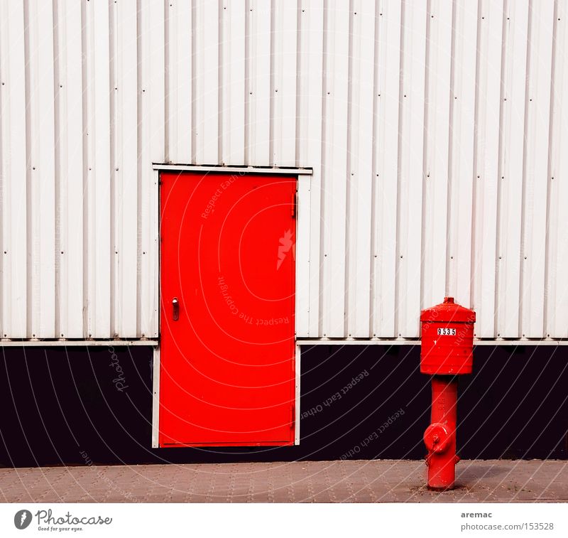 Freunde rot weiß Fassade Hydrant Sicherheit Brand Wasser Detailaufnahme Freude Feuertür Notausgang Metalltür