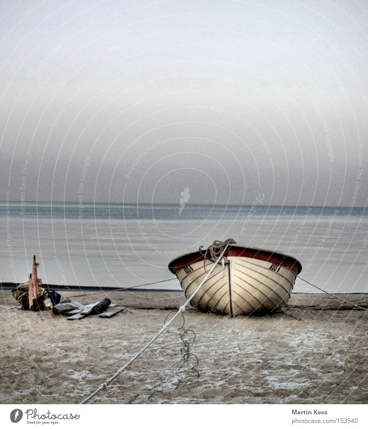 gestrandet Erholung ruhig Angeln Strand Meer Insel Winter Wasser Küste Ostsee Wasserfahrzeug blau Einsamkeit Vergänglichkeit ruhige szene vertäut bedecken