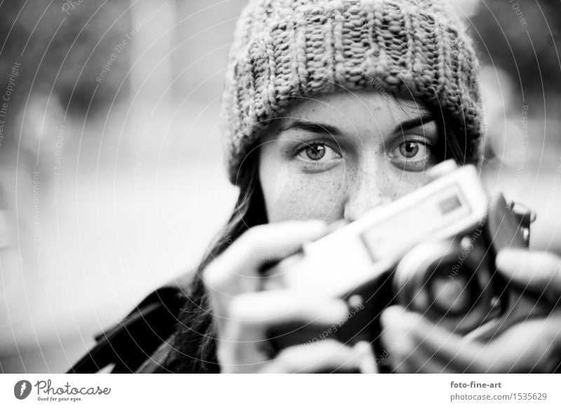 Fotograf Lifestyle Design Freizeit & Hobby Handwerker Medienbranche Fotokamera feminin Junge Frau Jugendliche Künstler Mütze Freude alte kamera retro Objektiv