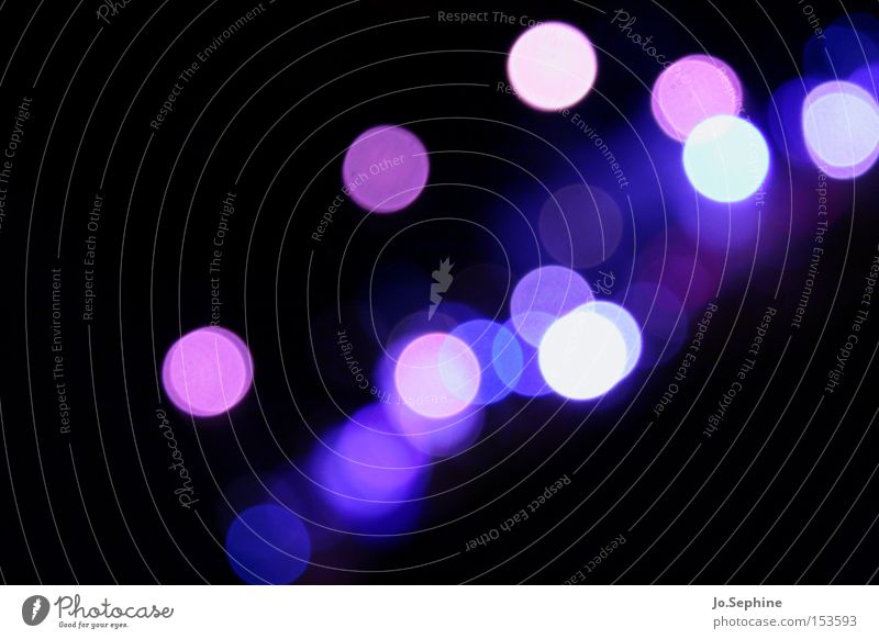 Sehschwäche in violett Nachtleben Lichterscheinung Farbenspiel Farbspiel Lichtspiel Bokeh Lichtpunkte Dunkelheit ästhetisch abstrakt Hintergrundbild Design