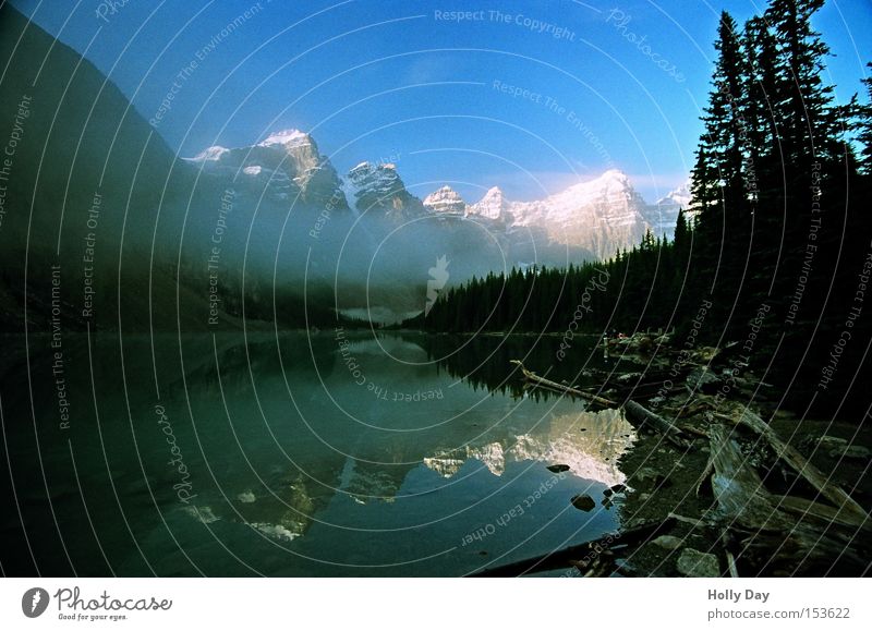 Schatten über Moraine Berge u. Gebirge See Wasser Oberfläche Glätte Spiegel ruhig Frieden Schnee Gipfel Alberta Banff National Park Morgen Kanada friedlich