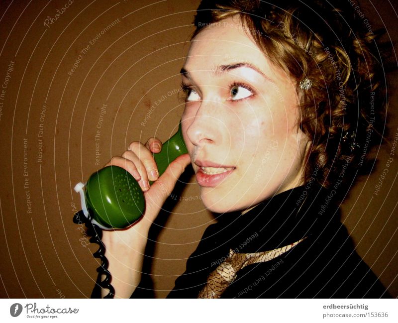 "...verbinde...!" - Porträt einer jungen Frau, die telefoniert und Hörer von Retrotelefon hält Dienstleistungsgewerbe sprechen Telefon Erwachsene alt