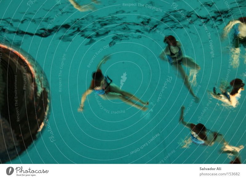 Famos schwerelos Freude Gesundheit Schwimmen & Baden Spielen Sport Schwimmbad Wasser Discokugel kalt blau Leichtigkeit türkis Aerobic Herz-/Kreislauf-System