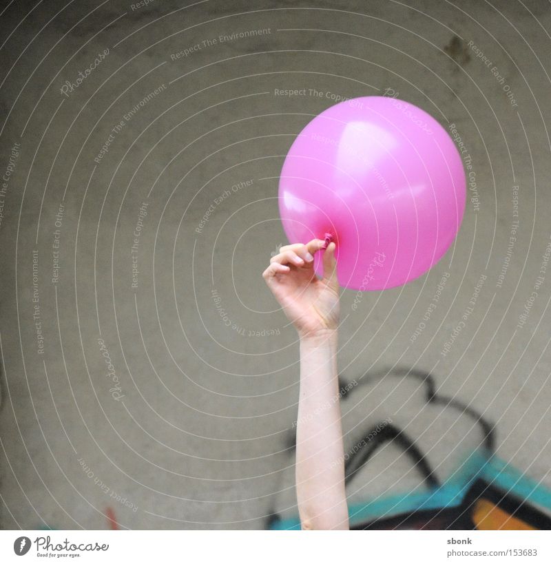 Abgehoben Luftballon rosa Spielen spielend Beton Hand aufgeblasen