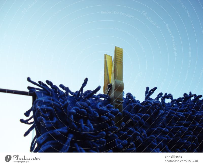 flokati in blau Klammer Seil Flokati Teppich Handtuch trocknen aufhängen Fussel gelb kalt Kontrast Waschtag Wäsche waschen nass Makroaufnahme Nahaufnahme