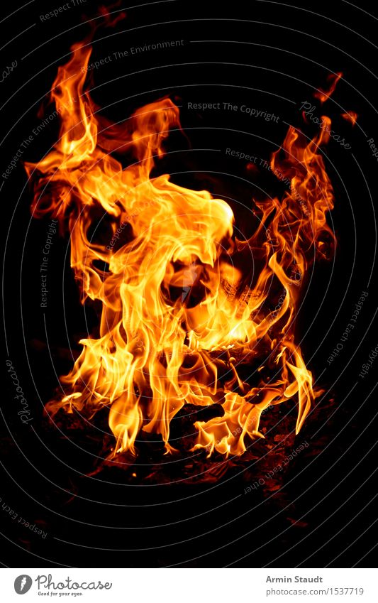 Flammen in der Nacht Natur Urelemente Feuer Wärme bedrohlich heiß orange schwarz gefährlich Brand brennen Feuerstelle Glut Hintergrundbild Funken Grillen Holz