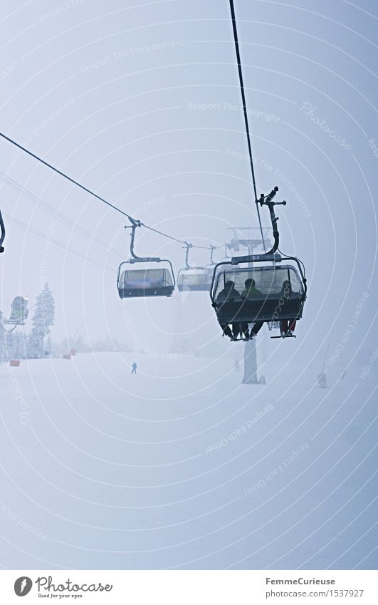 SnowDays_03 Wintersport Abenteuer Winterurlaub Skilift-Sitz Schnee Skigebiet Seilbahn Berge u. Gebirge Erzgebirge Fichtelberg Blauton Nebel Rückansicht