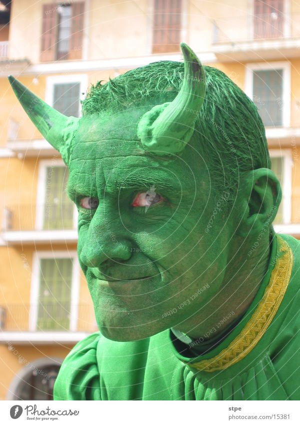 devil in disguise Teufel grün Mann Horn Maske Auge Gesicht Karneval