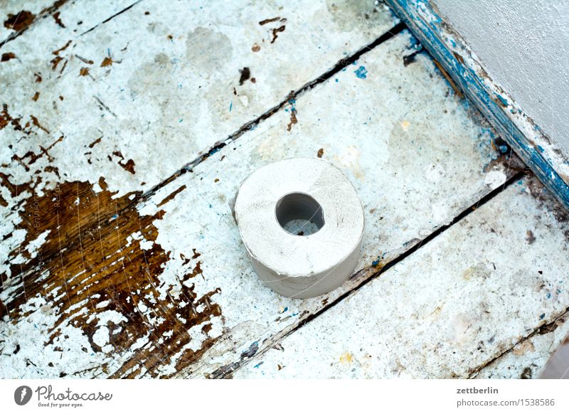 Innenklo Toilette Miettoilette Toilettenpapier Rolle Papier liegen Holz Altbau Flur Holzfußboden alt dreckig Raum Waschhaus sanitär Wohnung Stadthaus