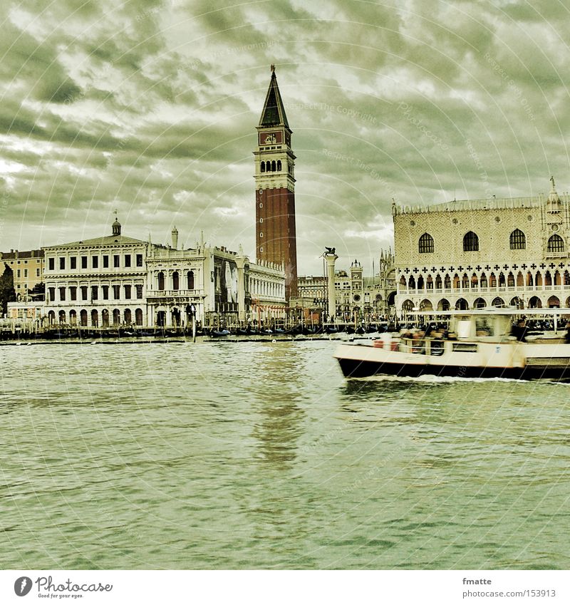 Venedig Markusplatz Lagune Italien Ferien & Urlaub & Reisen Dogenpalast Wolken historisch Fähre Berühmte Bauten Bekanntheit Turmspitze Historische Bauten