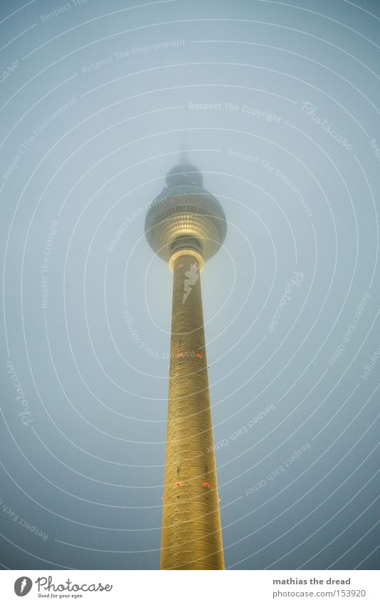 GROßER BRUDER Berliner Fernsehturm Funkturm Alexanderplatz Berlin-Mitte Wahrzeichen hoch Turm Kugel Nebel Nacht dunkel Lampe Beleuchtung mystisch Denkmal Himmel