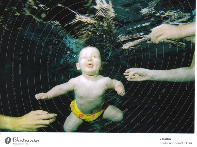 Tauchreflex Baby tauchen Bewegungsreaktion Wasser Schwimmbad Schweben frei Schwerelosigkeit außer Atem Kleinkind Schwimmen & Baden