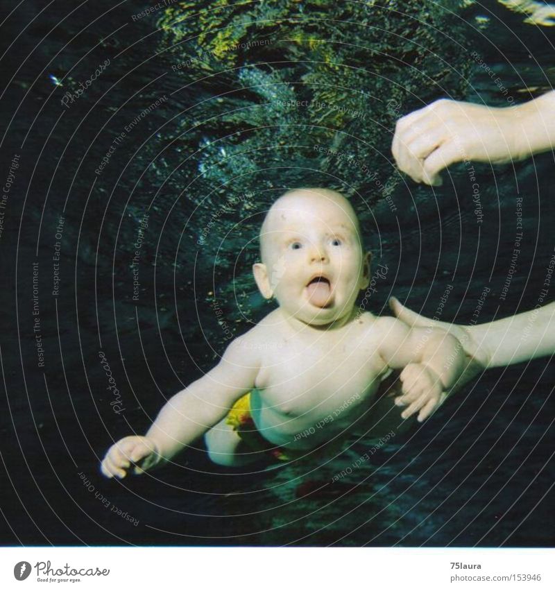 unter Wasser Baby Bewegungsreaktion tauchen Babyschwimmen Sicherheit Schwerelosigkeit frei Kleinkind Schwimmen & Baden