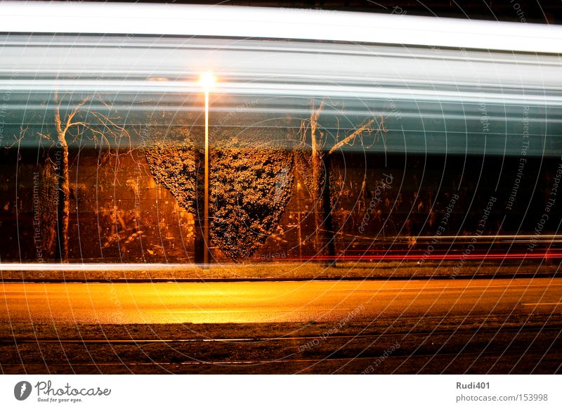 durchs bild Basel Schichtarbeit Winter Laterne Straße Wand Geschwindigkeit Langzeitbelichtung vergangen fahren quer horizontal Licht Straßenbahn Gleise