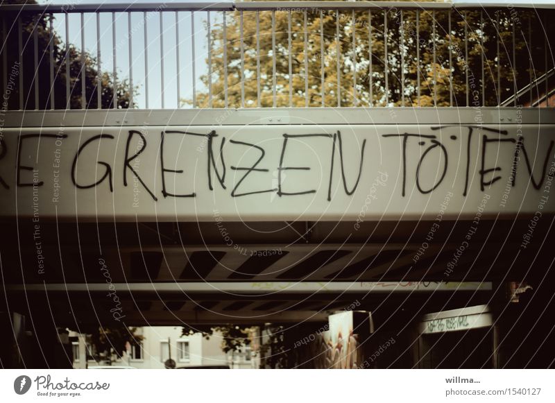 Grenzen töten - Graffiti an einer Berliner Brücke 2 Schriftzeichen Politik & Staat protestieren flüchten Fluchtweg Flüchtlinge Warnung Flüchtlingskrise Farbfoto