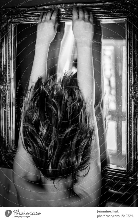 Frau mit nacktem Rücken hält sich am Spiegel fest Haare & Frisuren Innenarchitektur Friseur feminin Kopf Arme fallen festhalten hängen eckig Energie