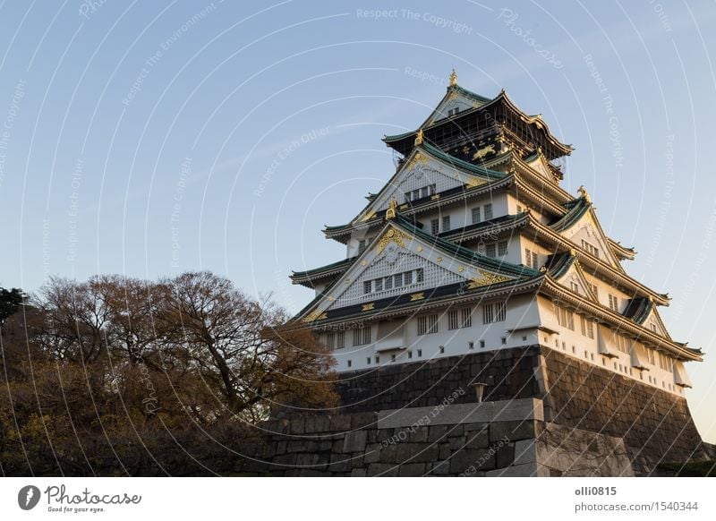 Japanisches Schloss in Osaka Ferien & Urlaub & Reisen Tourismus Sightseeing Palast Burg oder Schloss Gebäude Architektur historisch Honshu berühmt Befestigung
