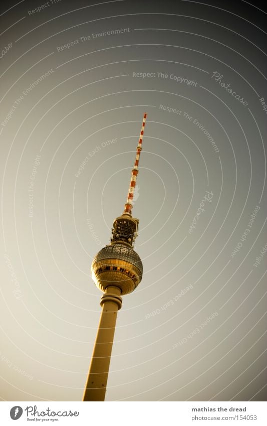GROßER BRUDER Berliner Fernsehturm Funkturm Alexanderplatz Berlin-Mitte Wahrzeichen hoch Turm Kugel mystisch Sonnenuntergang schön Idylle Denkmal Himmel