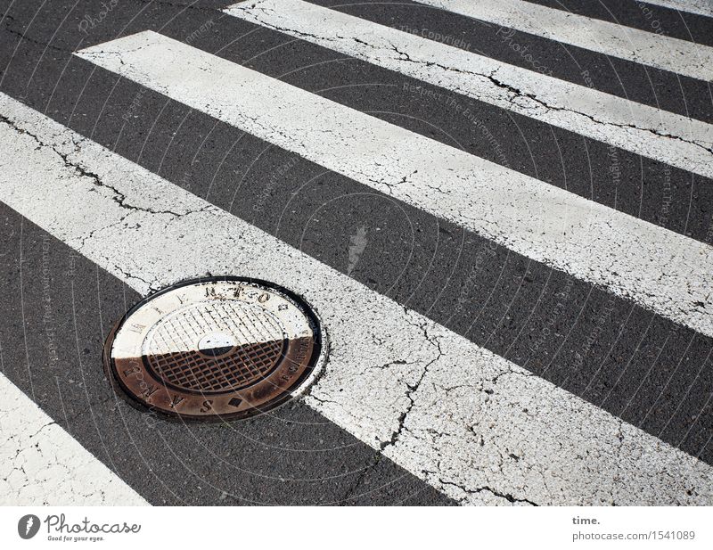 Verdrehte Welt Verkehr Verkehrswege Personenverkehr Straßenverkehr Fußgänger Wege & Pfade Verkehrszeichen Verkehrsschild Fußgängerübergang Zebrastreifen Gully