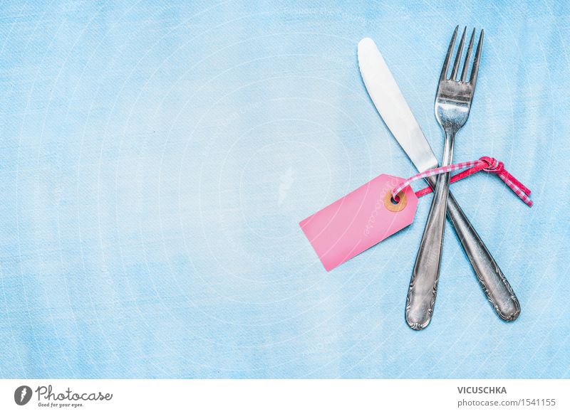 Besteck -Set mit leeren PlatzKarte auf hellblauem Hintergrund Ernährung Festessen Stil Design Häusliches Leben Dekoration & Verzierung Tisch Veranstaltung