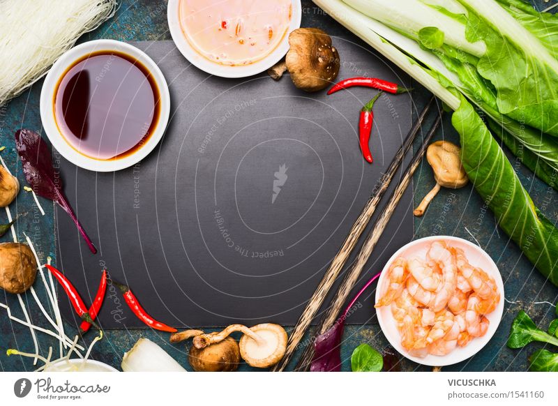 Asiatische Küche. Essen und Kochen Hintergrund. Lebensmittel Meeresfrüchte Gemüse Salat Salatbeilage Kräuter & Gewürze Öl Ernährung Mittagessen Abendessen