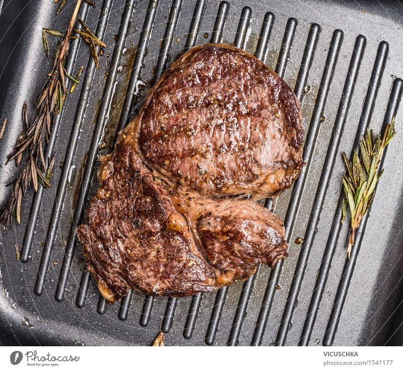 Gegrilltes Steak Striploin auf Grill Eisenpfanne Lebensmittel Fleisch Kräuter & Gewürze Öl Ernährung Mittagessen Abendessen Festessen Geschäftsessen Pfanne Stil