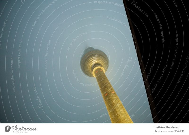 GROßER BRUDER Berliner Fernsehturm Funkturm Alexanderplatz Berlin-Mitte Wahrzeichen hoch Turm Kugel Nebel Nacht dunkel Lampe Beleuchtung mystisch Denkmal schön
