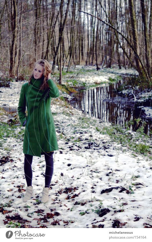 da stehst du nun. Mantel grün Wald Schnee Bach verlegen schön ästhetisch Baum vertikal Hochformat Reflexion & Spiegelung Strumpfhose Stiefel weiß Winter