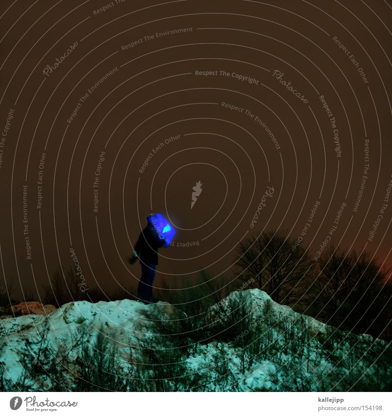 ein blaues wunder erleben Mann Mensch Berge u. Gebirge Hügel Schnee Baum Nacht Außerirdischer Mars Taschenlampe Kopfbedeckung Tüte Lichtpunkt Langzeitbelichtung