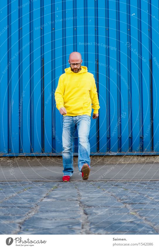 farbknaller Mensch maskulin Mann Erwachsene Körper 1 30-45 Jahre gehen gelb Jeanshose Kapuzenpullover laufen schreiten Brille Glatze Farbenspiel Straße Farbfoto
