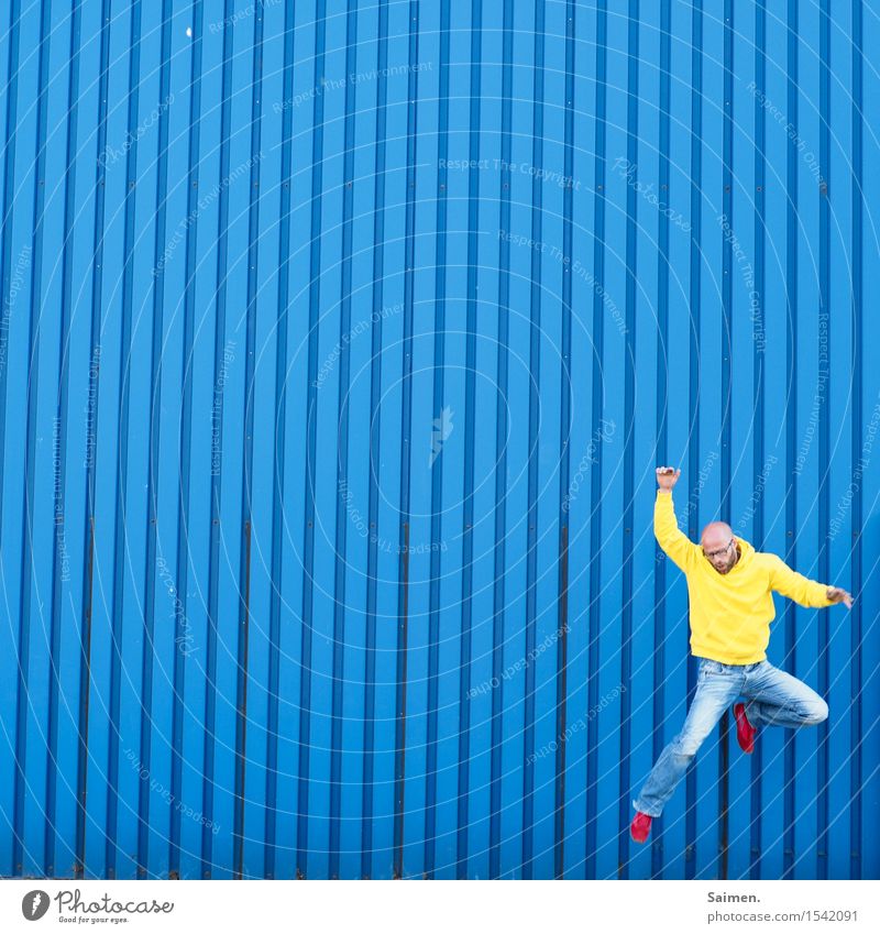 Farbenfrohheit maskulin Mann Erwachsene Körper 1 Mensch 30-45 Jahre Mauer Wand Fassade sportlich Freude Glück Fröhlichkeit Lebensfreude Begeisterung