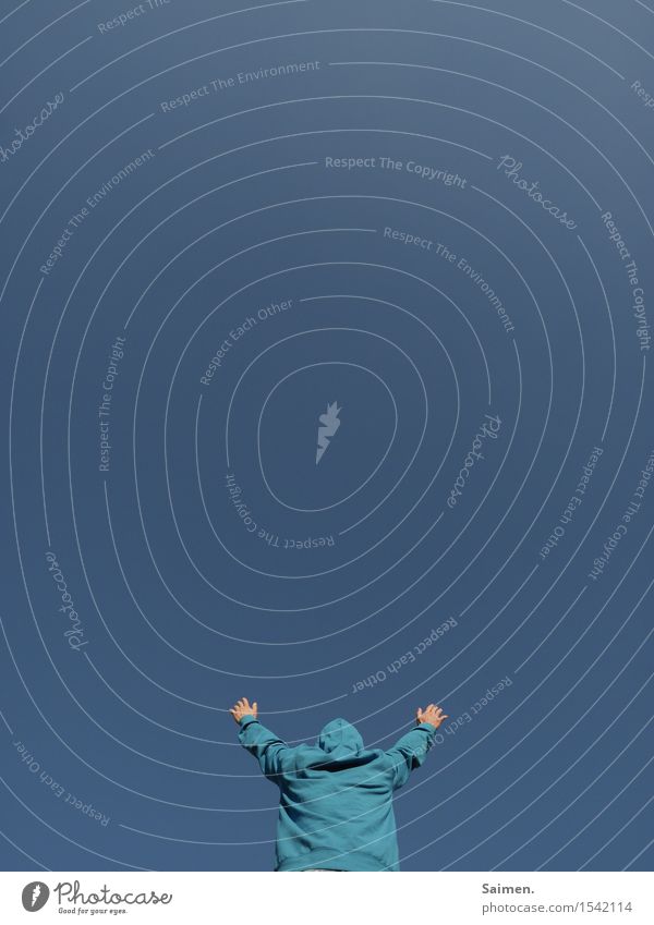 Himmelskörper Mensch Mann Erwachsene Körper Hand 1 30-45 Jahre Freiheit Gefühle Glaube Religion & Glaube Hoffnung Identität Himmel (Jenseits) Gebet Gott blau
