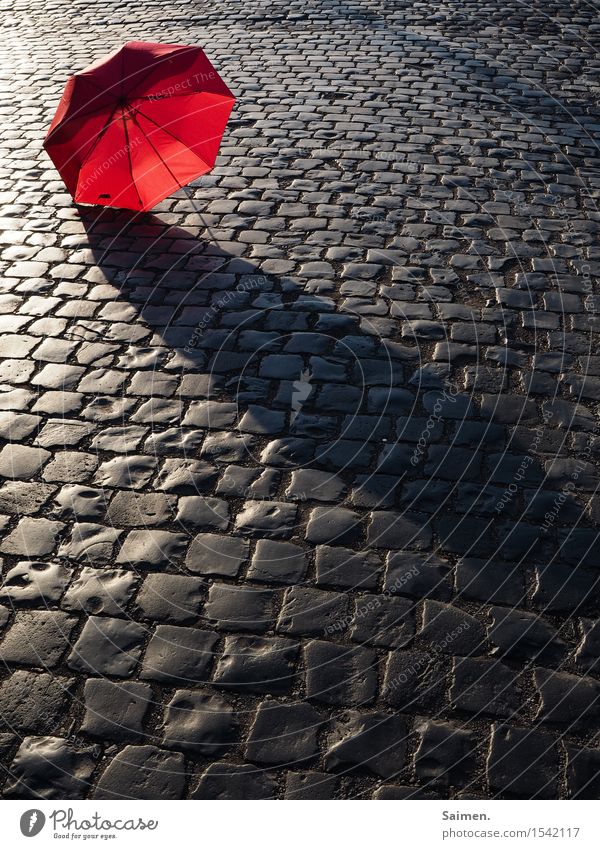 urbanes Stillleben Verkehrswege Straße Wege & Pfade rot Regenschirm Kopfsteinpflaster Stadtleben Farbfoto mehrfarbig Außenaufnahme Detailaufnahme Menschenleer