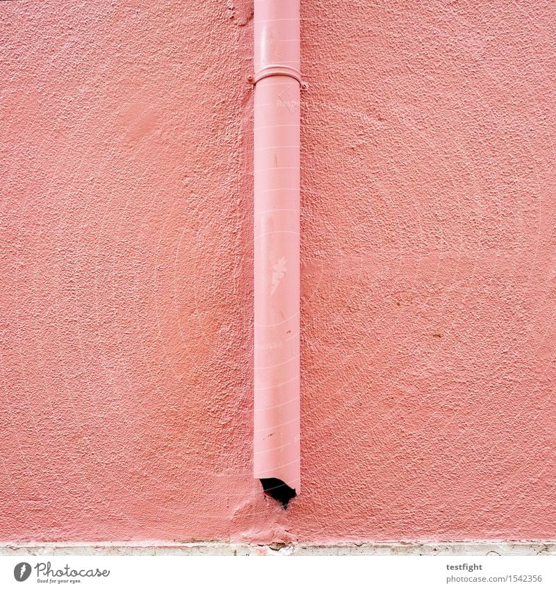 rohr Menschenleer Haus Architektur Mauer Wand rosa Rohrleitung Regenrinne Abflussrohr Fassade Putzfassade Farbe Farbfoto Außenaufnahme Textfreiraum links