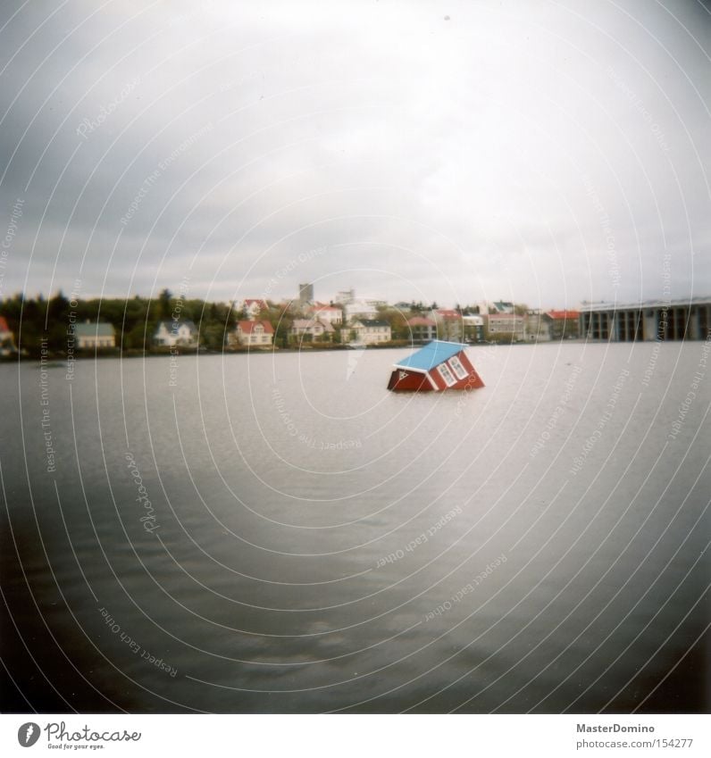 Haus über Bord See untergehen ertrinken Wasser Himmel Surrealismus Reykjavík Island Holga Lomografie obskur Schieflage Schiffsunglück ertrunken