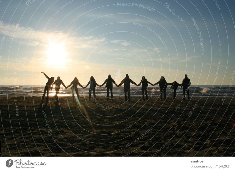 Sonnenuntergang Freundschaft Farbfoto Außenaufnahme Silhouette Sonnenlicht Freude Strand Meer Wellen Mensch Menschengruppe 18-30 Jahre Jugendliche Erwachsene
