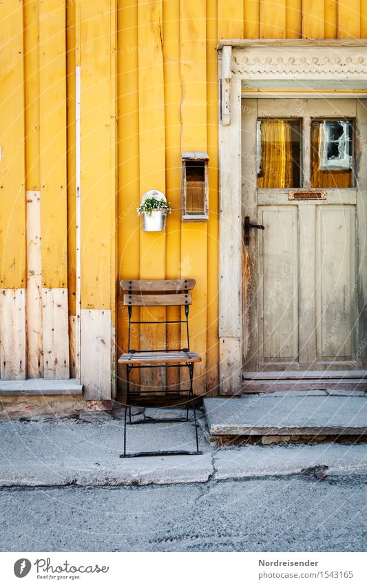 Beschaulich Erholung Ferne Häusliches Leben Renovieren Möbel Stuhl Dorf Kleinstadt Altstadt Menschenleer Haus Architektur Fassade Fenster Tür Straße