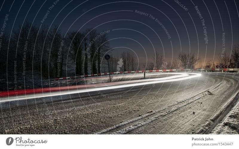 Lichtgeschwindigkeit Menschenleer Verkehrswege Straßenverkehr Autofahren Verkehrsunfall Hochstraße Fahrzeug PKW Verantwortung Wachsamkeit egoistisch