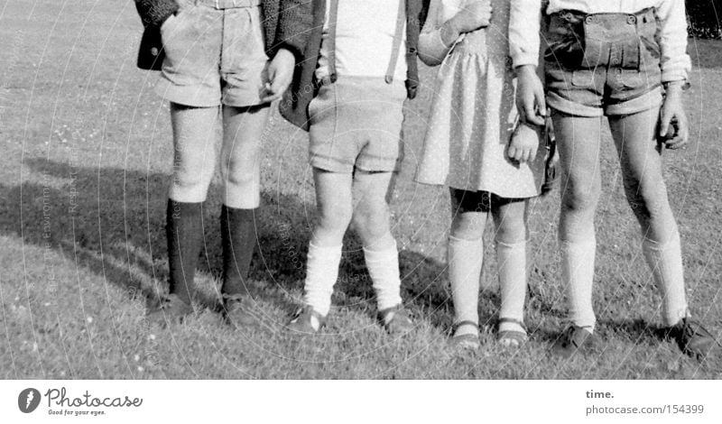 Rasselbande 1965 Sommer Kind Beine Wiese Bekleidung gehen laufen 8 Shorts Kniestrümpfe x-beinig 4 Rasen Krachlederne Reihe Schwarzweißfoto Außenaufnahme