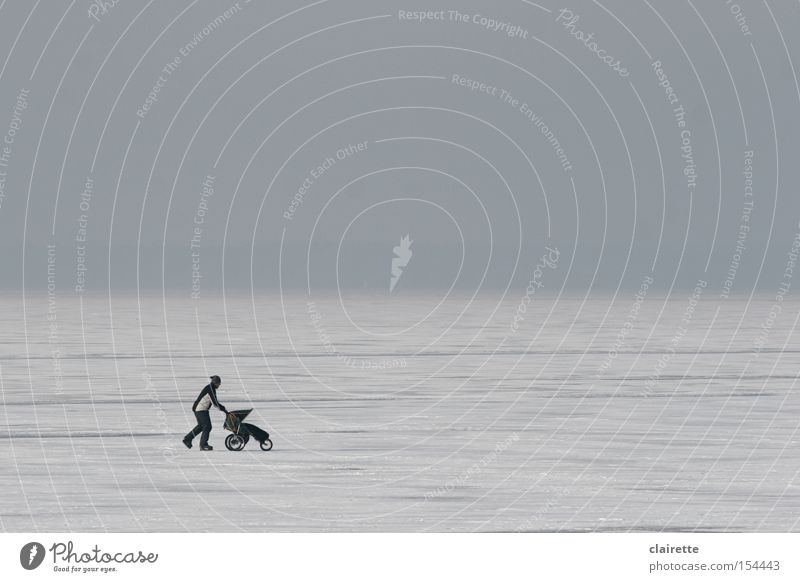 Eisläufer Farbfoto Gedeckte Farben Außenaufnahme Textfreiraum oben Winter Schnee Wintersport Mann Erwachsene Frost Teich See Kinderwagen gehen laufen kalt