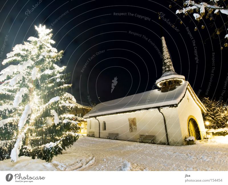 weiss Kapelle Kirche Turm Platz Dorfplatz Tanne Weihnachten & Advent Weihnachtsbaum geschmückt Lichterkette Schnee Promenade Ast Nachthimmel weiß