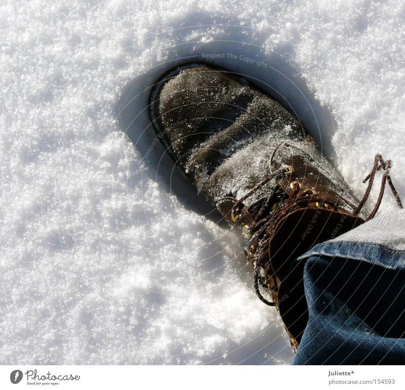 Big Foot Schuhe groß Schuhbänder Spaziergang Einsamkeit Jeanshose Hose braun weiß blau kalt frieren Fußspur Schnee Winter Freizeit & Hobby