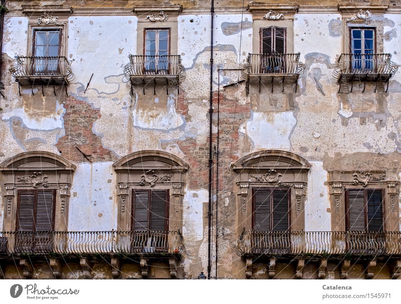 Prunk vergangener Zeiten, Ausschnitt eines verwahrlosten Gebäudes Tourismus Städtereise Haus Renovieren Altstadt Bauwerk Architektur Fassade Balkon Fenster