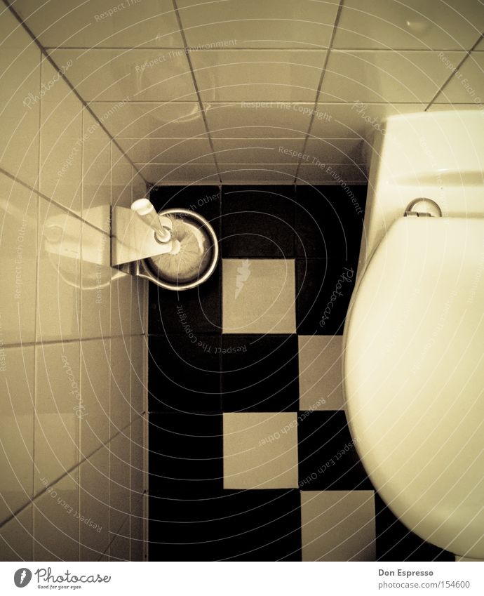 Fürn Arsch! Toilette Toilettenbürste Muster kariert Vogelperspektive Fliesen u. Kacheln Detailaufnahme Bildausschnitt Anschnitt WCsitz schwarz weiß Ecke