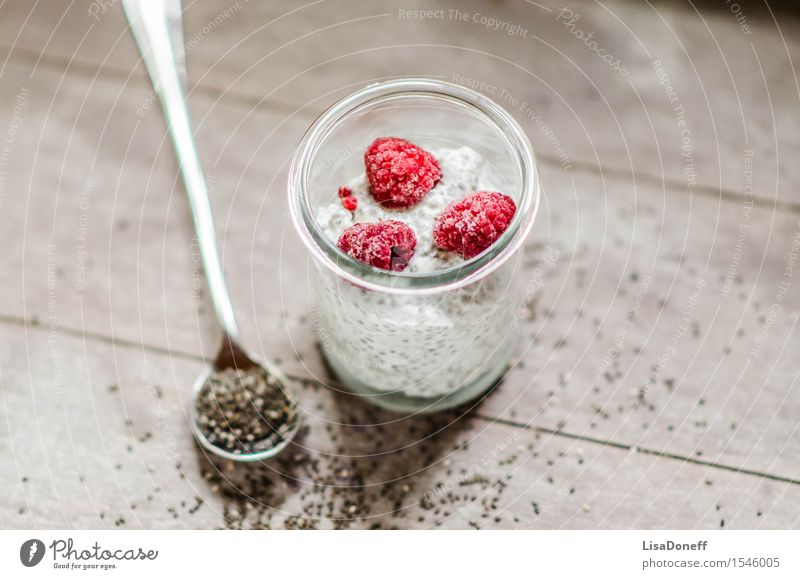 Chiapudding mit Himbeeren Lebensmittel Joghurt Milcherzeugnisse Frucht Dessert Ernährung Frühstück Bioprodukte Vegetarische Ernährung Slowfood Löffel Fitness