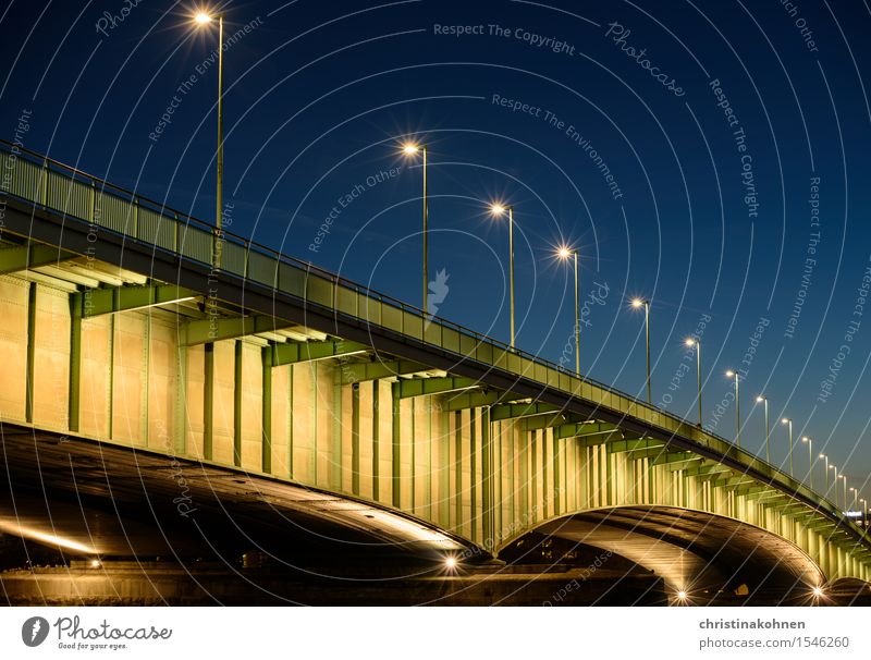Illuminierte Deutzer Brücke in Köln Ferne Wolkenloser Himmel Nachthimmel Schönes Wetter Fluss Rhein Köln-Deutz Deutschland Europa Menschenleer Stahlkastenbrücke
