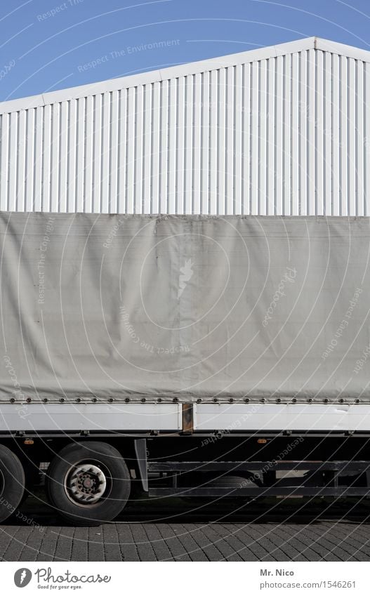truck stop Arbeit & Erwerbstätigkeit Güterverkehr & Logistik Wolkenloser Himmel Industrieanlage Gebäude Fassade Verkehr Lastwagen grau weiß Reifen Spedition