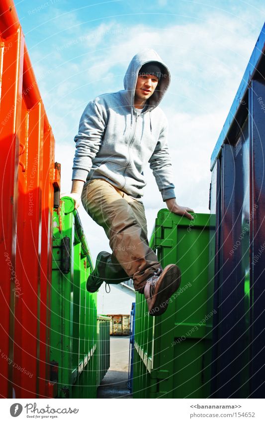 RGB Balance rot grün blau Container aufstützen springen Farbe Junger Mann 18-30 Jahre Ein Mann allein 1 Mensch einzeln Ganzkörperaufnahme Geschicklichkeit